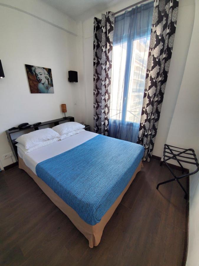 Brit Hotel Colbert Juan-les-Pins Bagian luar foto