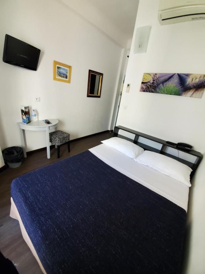 Brit Hotel Colbert Juan-les-Pins Bagian luar foto