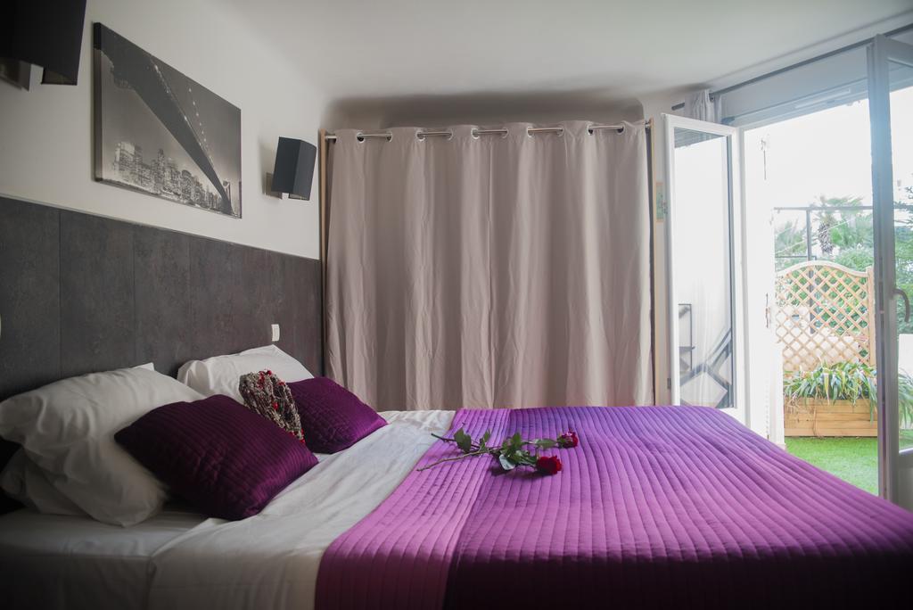 Brit Hotel Colbert Juan-les-Pins Bagian luar foto