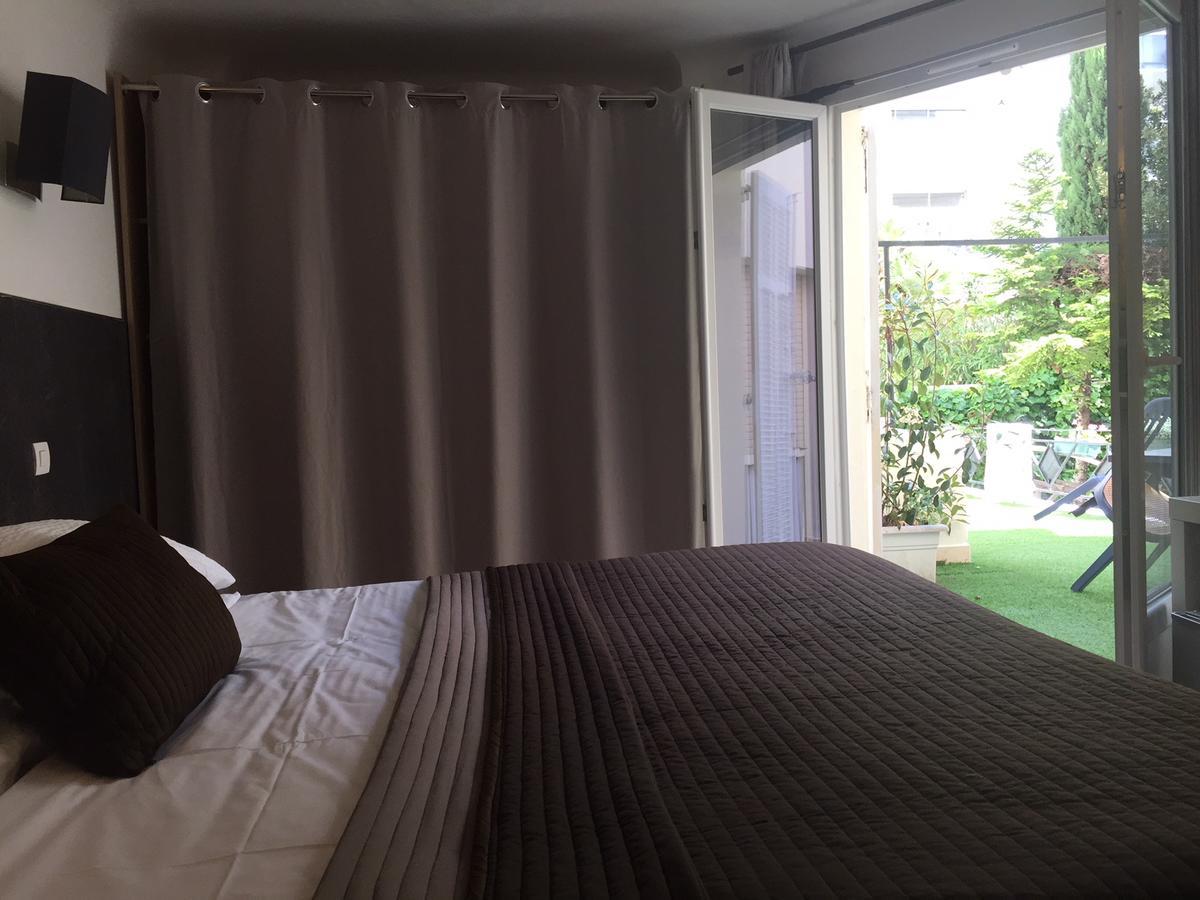 Brit Hotel Colbert Juan-les-Pins Bagian luar foto
