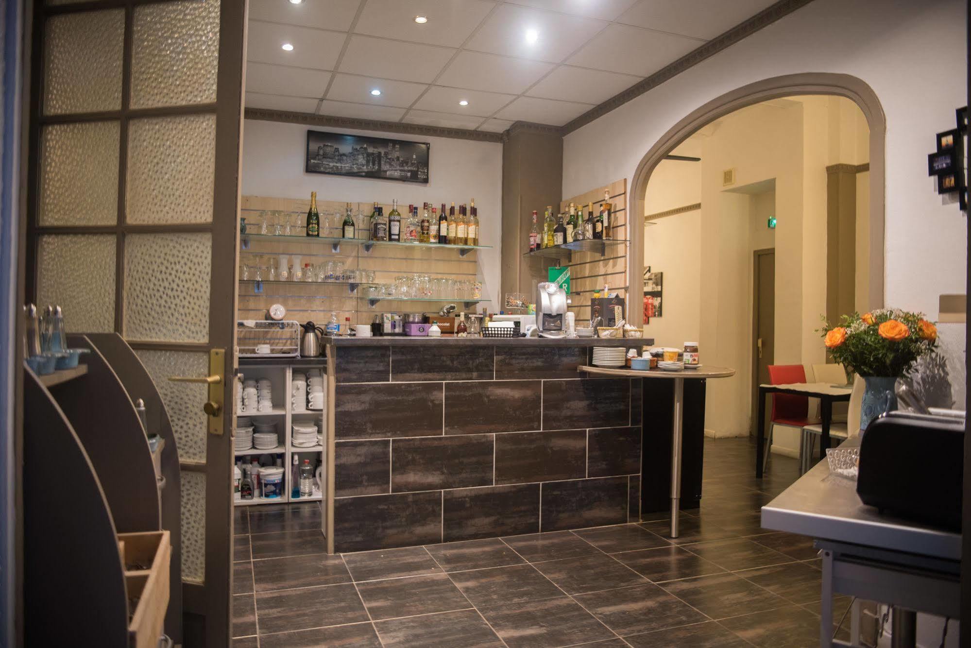 Brit Hotel Colbert Juan-les-Pins Bagian luar foto