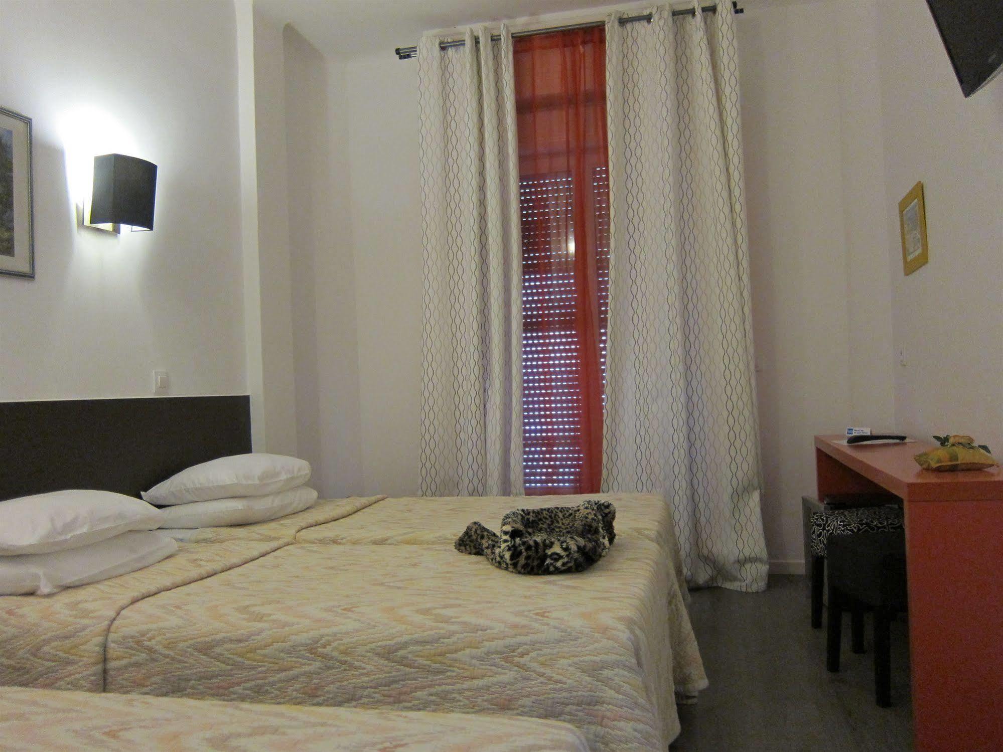Brit Hotel Colbert Juan-les-Pins Bagian luar foto