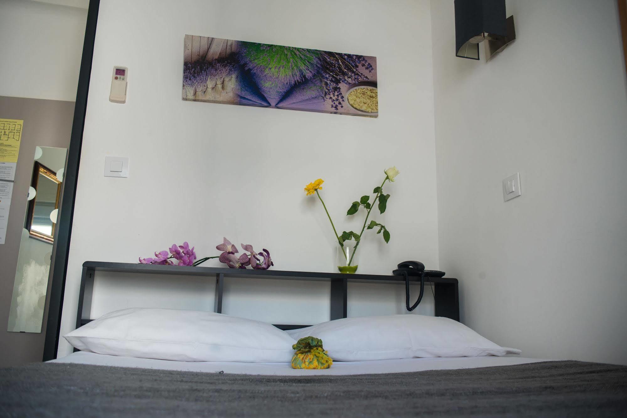 Brit Hotel Colbert Juan-les-Pins Bagian luar foto