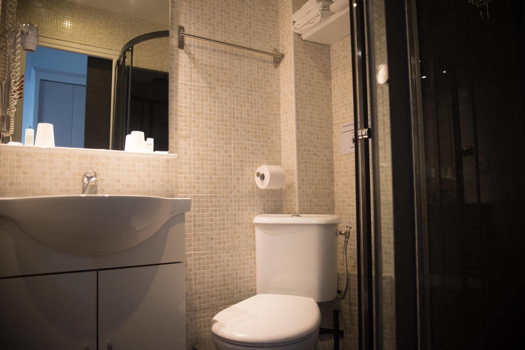 Brit Hotel Colbert Juan-les-Pins Bagian luar foto