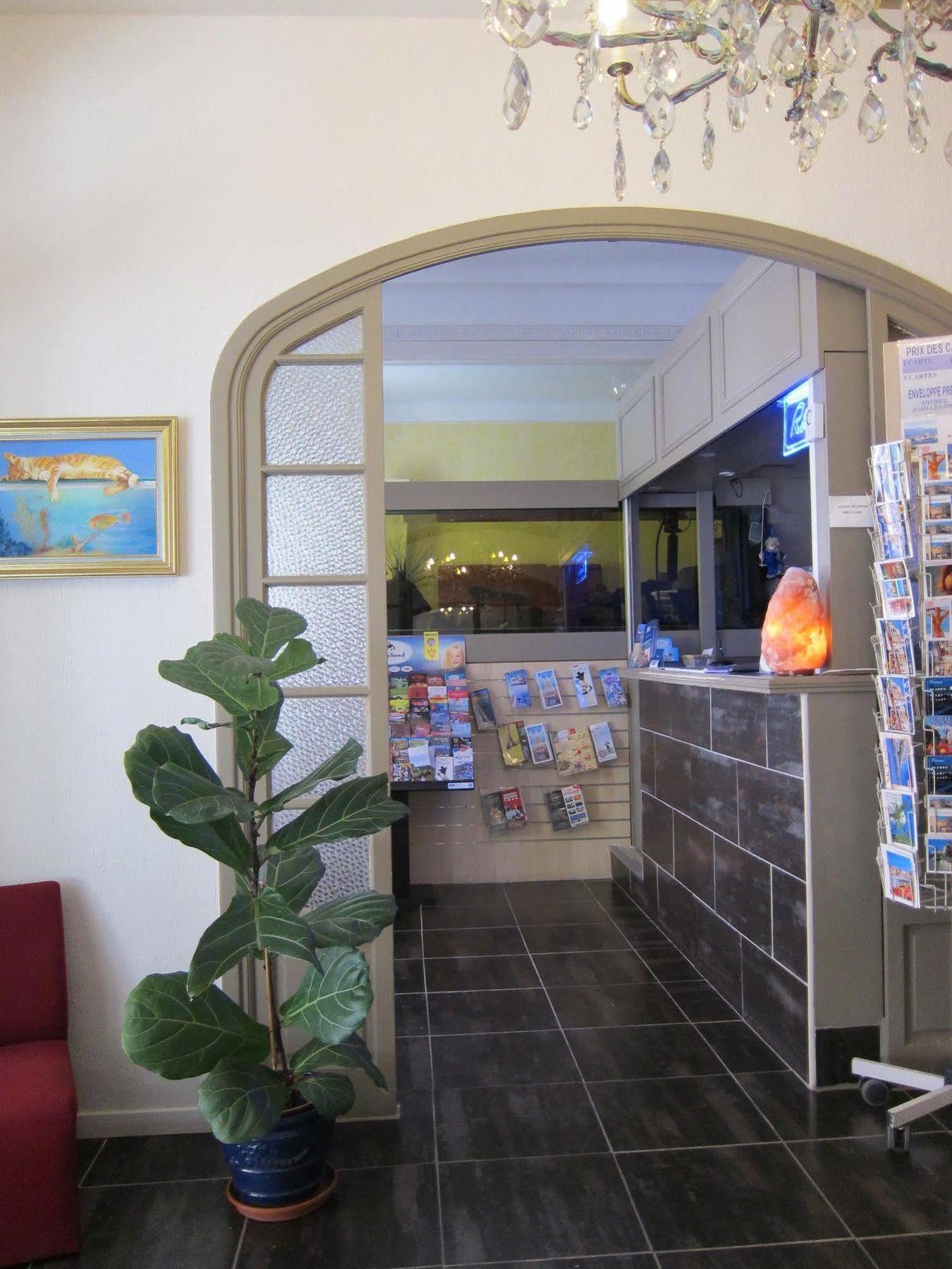 Brit Hotel Colbert Juan-les-Pins Bagian luar foto