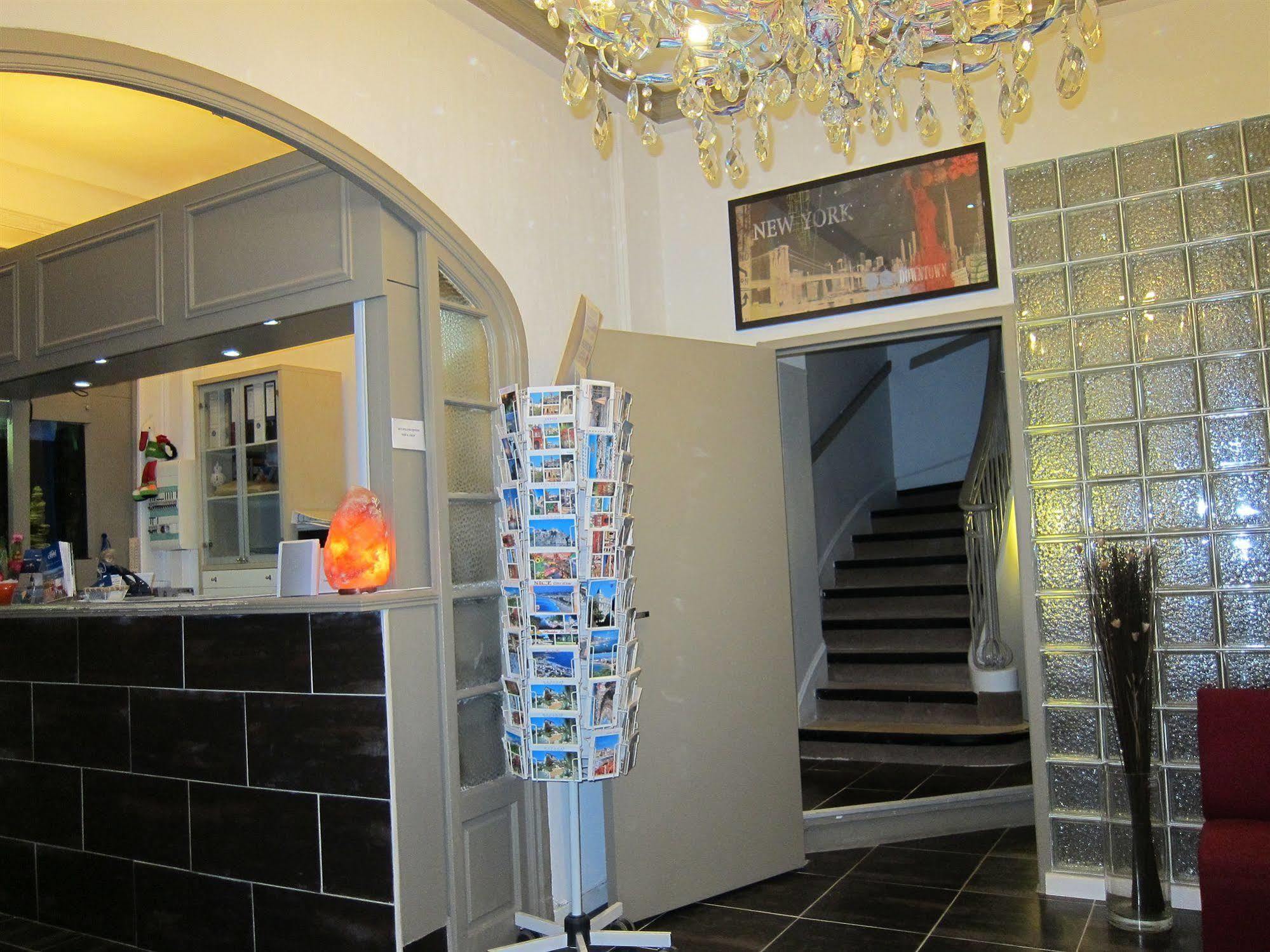 Brit Hotel Colbert Juan-les-Pins Bagian luar foto