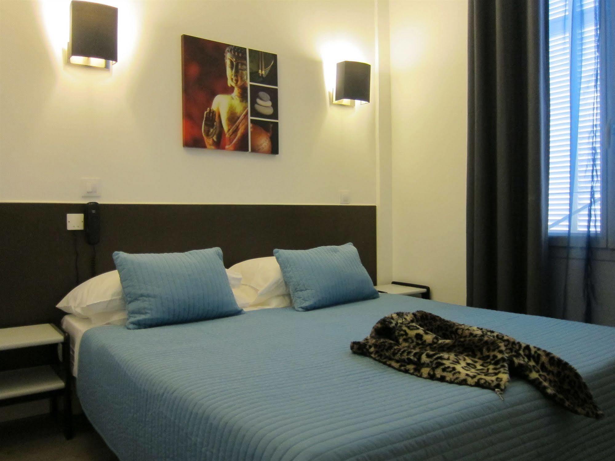 Brit Hotel Colbert Juan-les-Pins Bagian luar foto