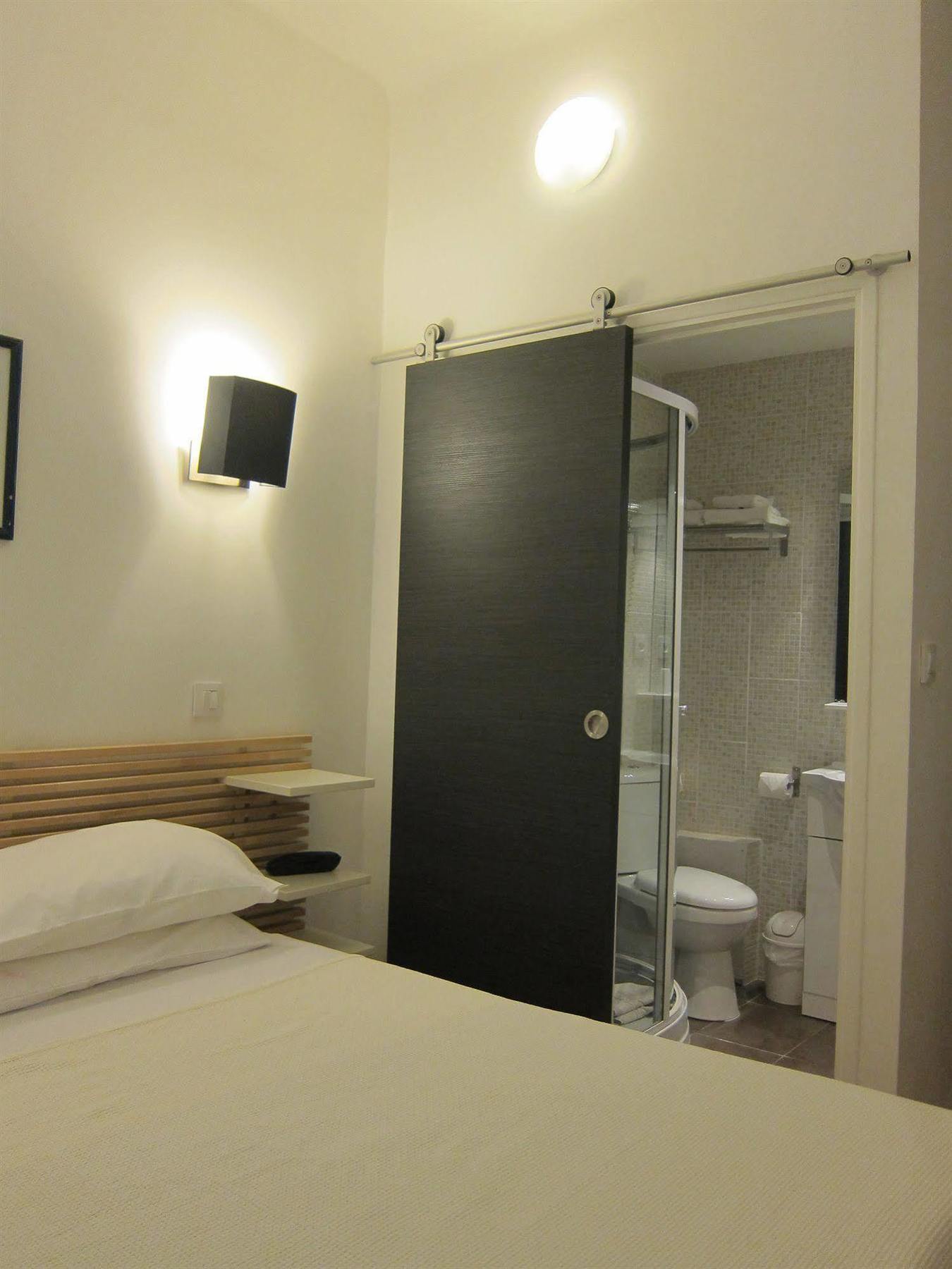 Brit Hotel Colbert Juan-les-Pins Bagian luar foto