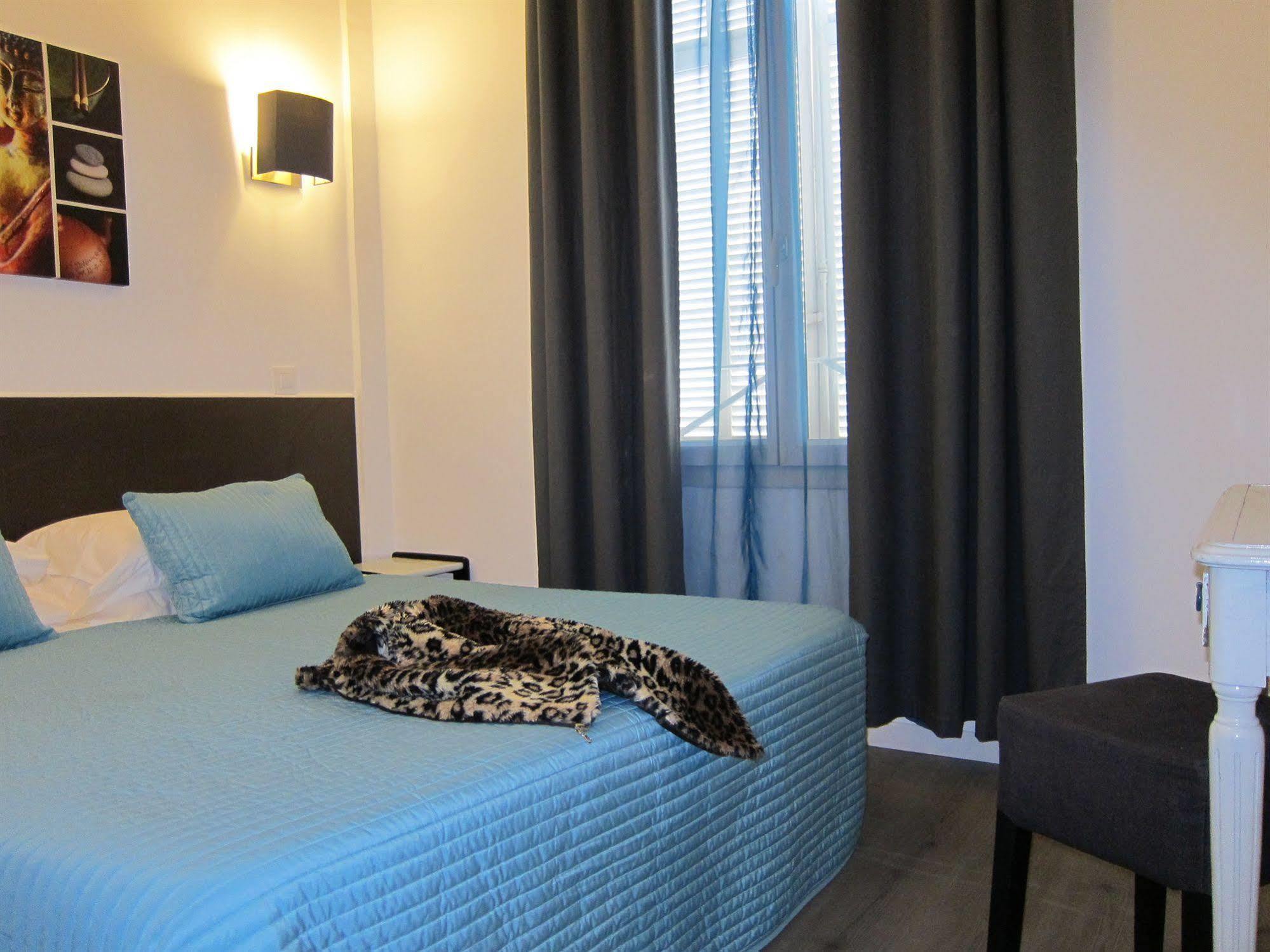 Brit Hotel Colbert Juan-les-Pins Bagian luar foto