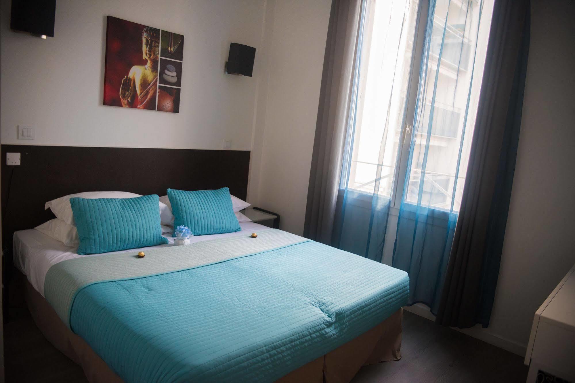 Brit Hotel Colbert Juan-les-Pins Bagian luar foto