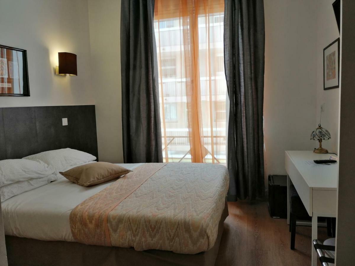 Brit Hotel Colbert Juan-les-Pins Bagian luar foto