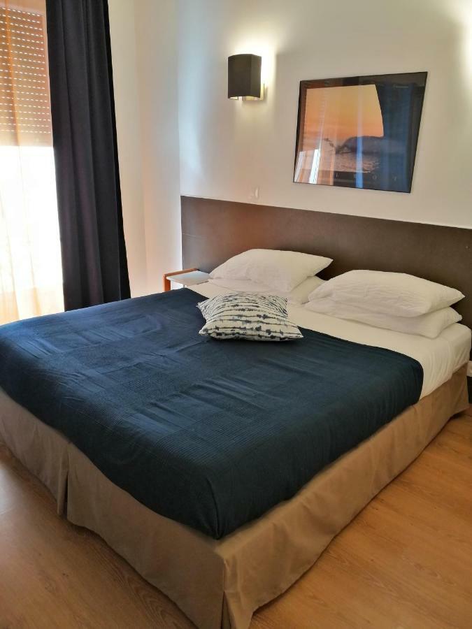 Brit Hotel Colbert Juan-les-Pins Bagian luar foto