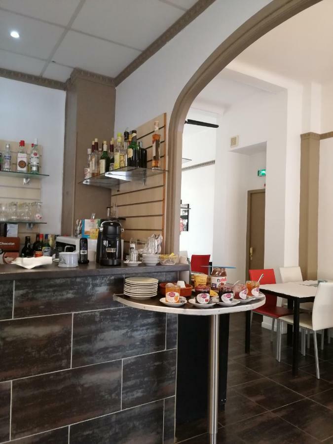 Brit Hotel Colbert Juan-les-Pins Bagian luar foto